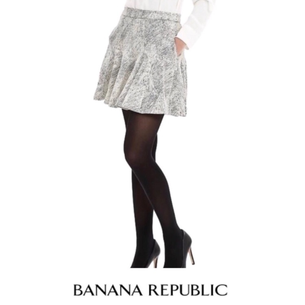 Banana Republic B&W flute skirt